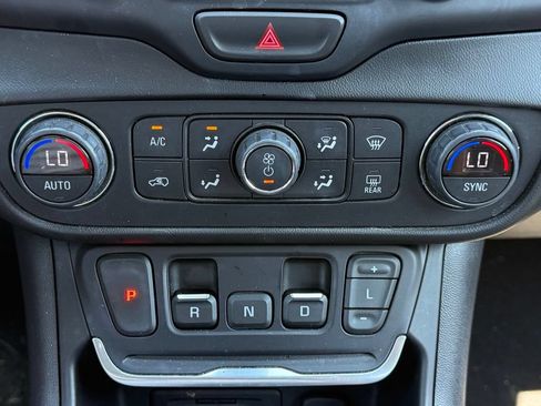 Used 2021 GMC Terrain SLT w/ Infotainment Package II AWD/4WD image 16