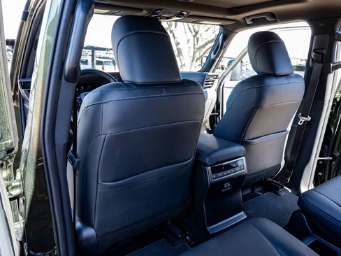 Used 2025 Lexus GX 550 w/ Accessory Package (Z1) image 31