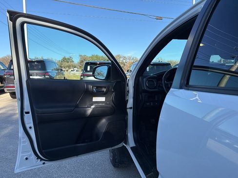 Used 2016 Toyota Tacoma SR5 image 25