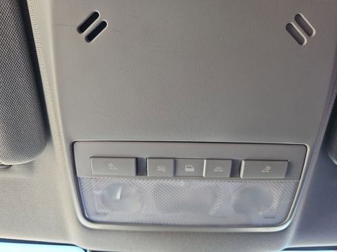 Used 2019 Chevrolet Trax LT w/ LT Convenience Package FWD image 48