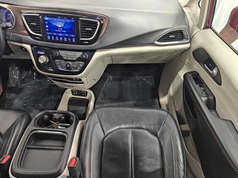 Used 2017 Chrysler Pacifica Touring-L FWD image 27