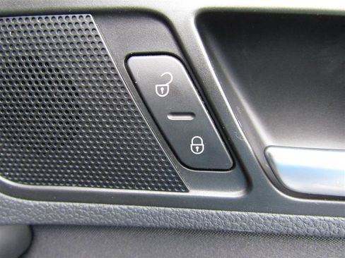 Used 2014 Volkswagen Tiguan S image 32