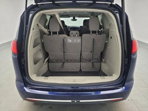 Used 2020 Chrysler Pacifica Touring image 29