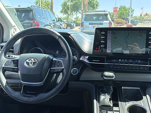 Used 2022 Toyota Sienna Limited FWD image 12
