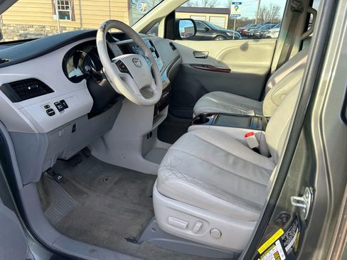 Used 2012 Toyota Sienna XLE image 2