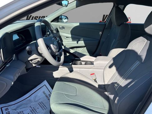 Used 2025 Hyundai Elantra Blue image 9