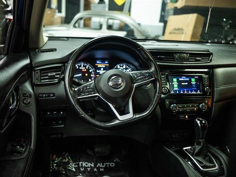 Used 2019 Nissan Rogue SV w/ Sun & Sound Touring Package FWD image 16
