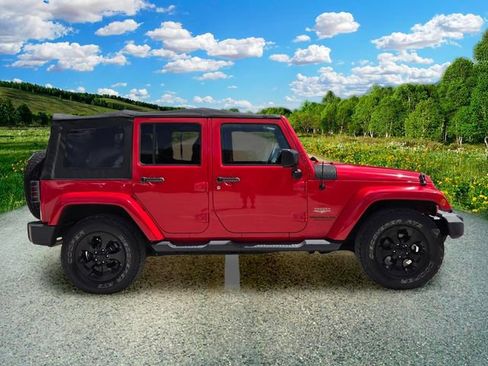 Used 2015 Jeep Wrangler Unlimited Sahara w/ Connectivity Group AWD/4WD image 7