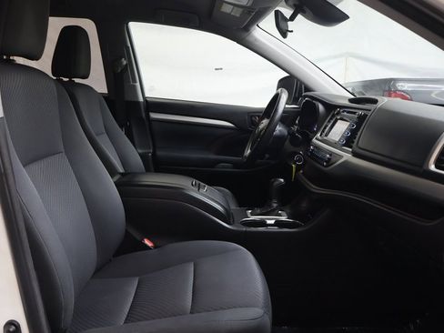 Used 2017 Toyota Highlander LE image 10
