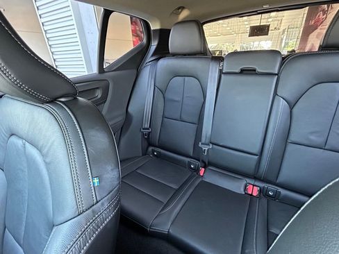 Used 2023 Volvo XC40 B5 Plus image 12