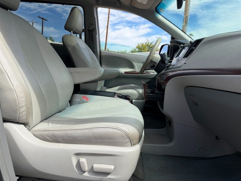 Used 2014 Toyota Sienna XLE w/ XLE Premium Package FWD image 31
