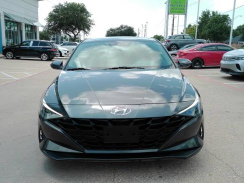 Used 2022 Hyundai Elantra SEL FWD image 2