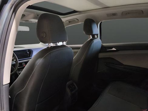 Used 2022 Volkswagen Taos SE w/ Panoramic Sunroof Package AWD/4WD image 29