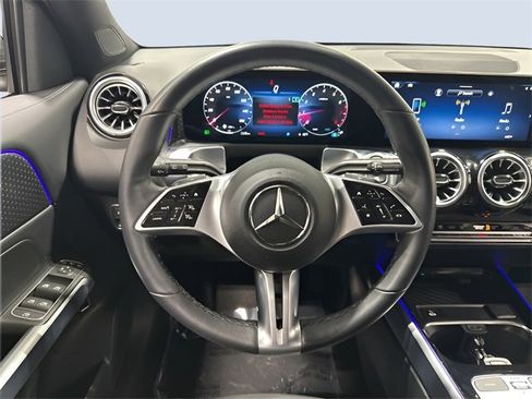 Used 2025 Mercedes-Benz GLB 250 4MATIC image 17