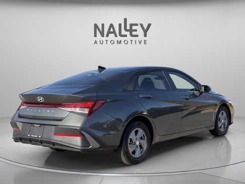 Used 2025 Hyundai Elantra SE image 5