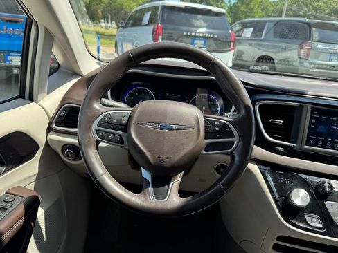 Used 2020 Chrysler Pacifica Touring w/ Cold Weather Group FWD image 13