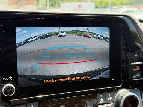 Used 2023 Toyota Highlander LE FWD image 23