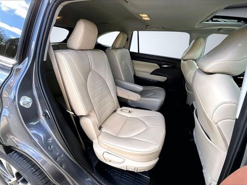 Used 2021 Toyota Highlander XLE image 24