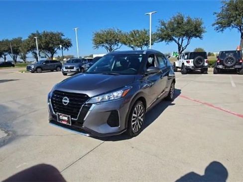 Used 2024 Nissan Kicks SV image 3
