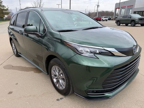 Used 2025 Toyota Sienna LE image 7