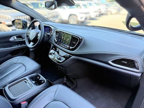 Used 2022 Chrysler Pacifica Touring-L w/ S Appearance Package AWD/4WD image 9