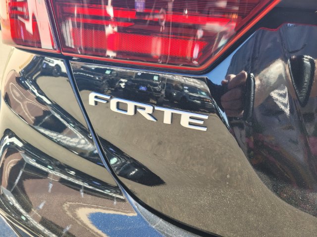 Used 2023 Kia Forte GT-Line w/ GT-Line Premium Package FWD image 7