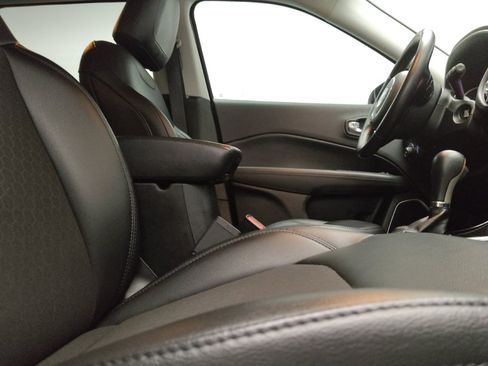 Used 2019 Jeep Compass Latitude FWD image 21