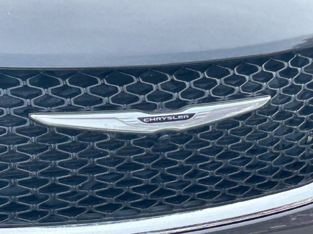 Used 2023 Chrysler Pacifica Touring-L FWD image 10