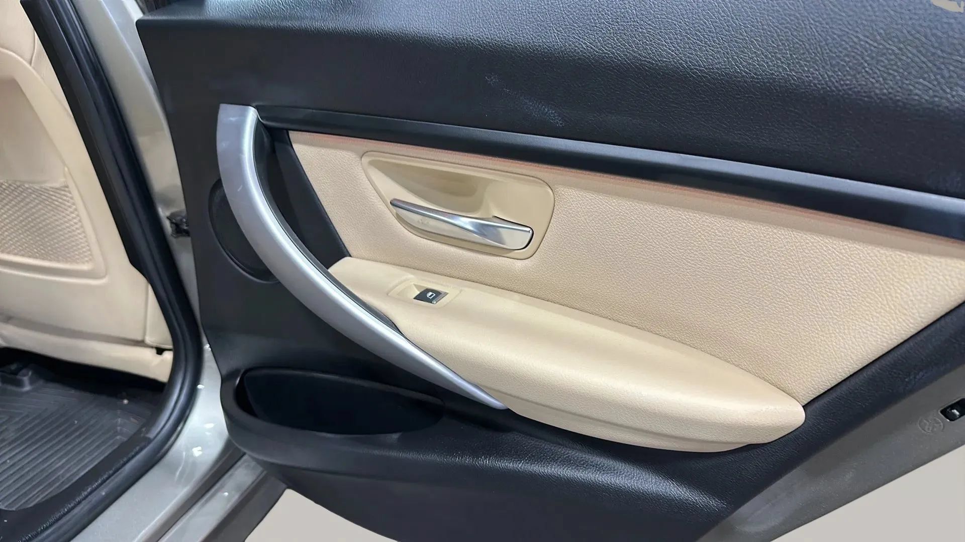 Used 2018 BMW 320i xDrive Sedan w/ Premium Package AWD/4WD image 15