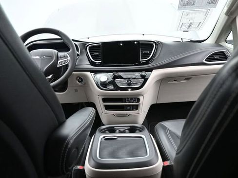 Used 2022 Chrysler Pacifica Touring-L image 24