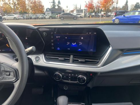 Used 2025 Chevrolet Trax LT image 18