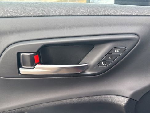 Used 2023 Toyota Crown Limited image 9