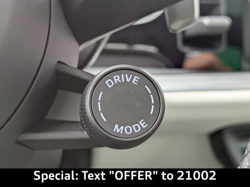 Used 2025 Porsche Cayenne image 32