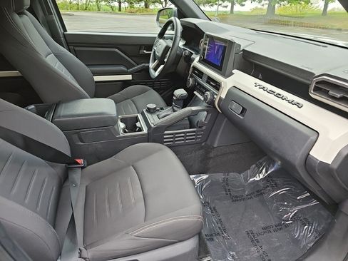 Used 2024 Toyota Tacoma TRD Off-Road AWD/4WD image 11