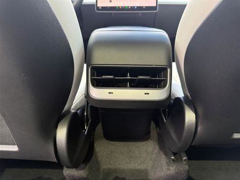 Used 2022 Tesla Model Y Long Range image 40