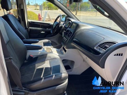 Used 2019 Dodge Grand Caravan SXT FWD image 16