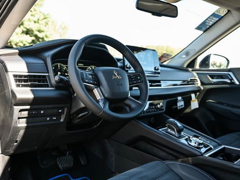 New 2025 Mitsubishi Outlander SE image 19