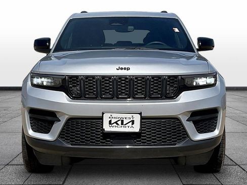 Used 2024 Jeep Grand Cherokee Altitude AWD/4WD image 3
