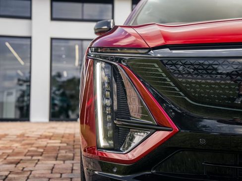 Used 2024 Cadillac Lyriq Sport RWD image 9