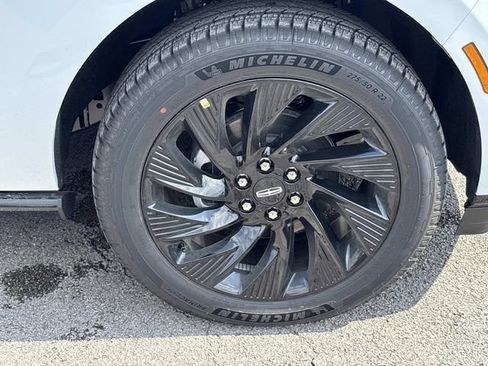 New 2026 Lincoln Navigator L Reserve w/ Jet Appearance Package AWD/4WD image 9