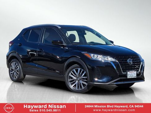 Used 2021 Nissan Kicks SV image 1