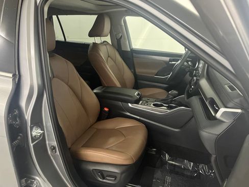 Used 2025 Toyota Highlander Limited AWD/4WD image 21