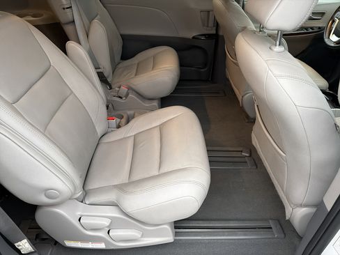 Used 2020 Toyota Sienna XLE image 17