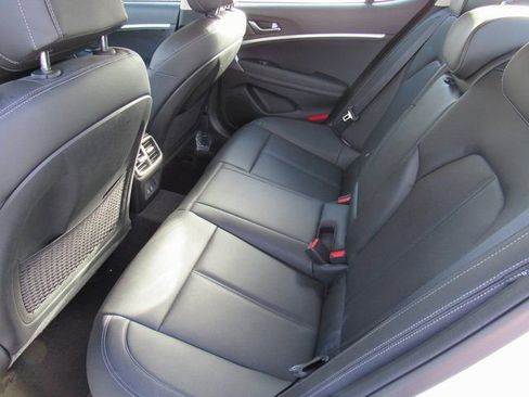 Used 2025 Genesis G70 2.5T image 9