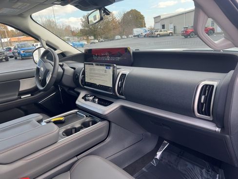 New 2025 Ford Expedition Active image 16