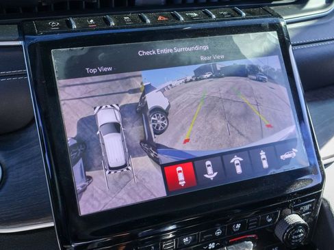 Used 2023 Jeep Grand Cherokee Limited w/ Luxury Tech Group II image 4