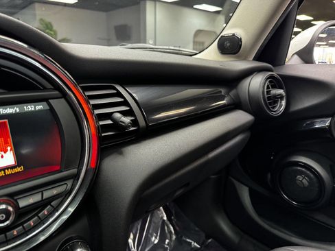 Used 2019 MINI Cooper 4-Door Hardtop w/ Premium Package image 25