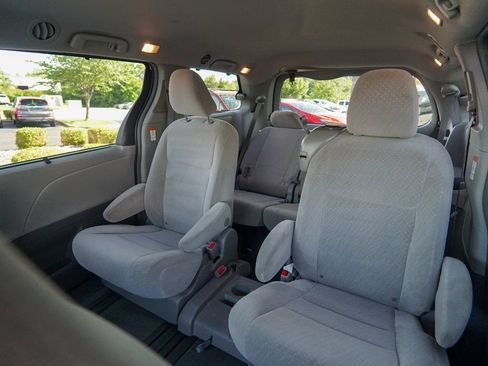 Used 2017 Toyota Sienna LE FWD image 26
