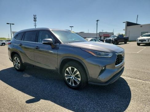Used 2021 Toyota Highlander XLE FWD image 1