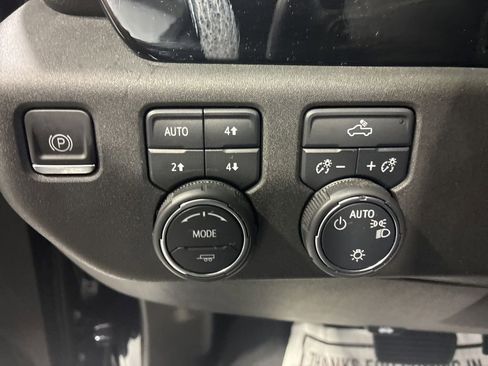 Used 2022 Chevrolet Silverado 1500 LT w/ Z71 Off-Road Package AWD/4WD image 18